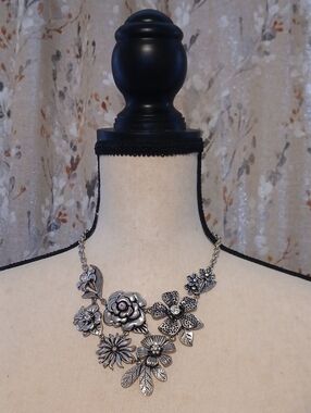 Silver Floral Statement Necklace - Elegant Flower Bib